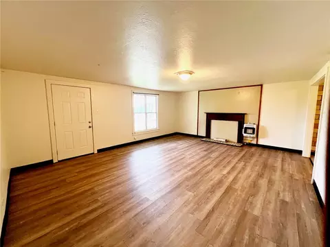 Living - 724 E South Ave, Harrison, AR 72601 photo 2 of 2
