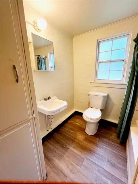 Bath - 724 E South Ave, Harrison, AR 72601 photo 1 of 1