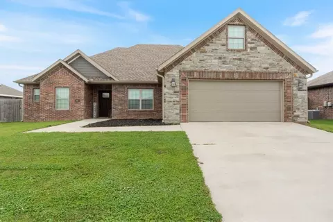 201 Pin Oak St, Gentry, AR 72734