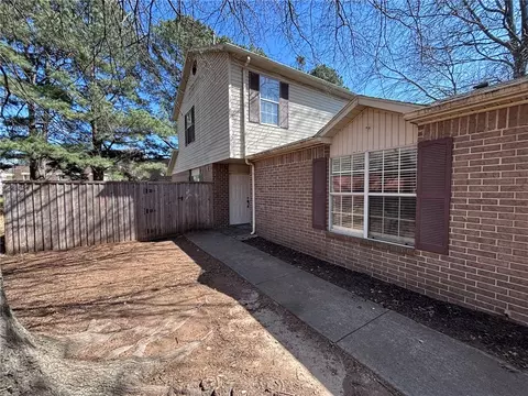 822 N 824 N Daisy Ln, Fayetteville, AR 72704