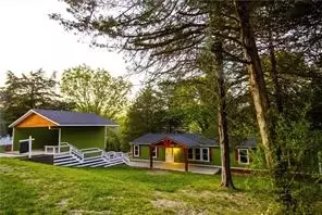8431 Navajo Trl, Rogers, AR 72756