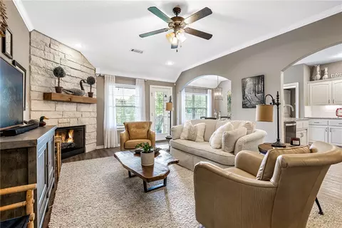 3900 W Mountain View Dr, Fayetteville, AR 72704