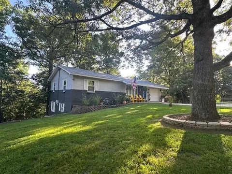 23 E Mountain Dr, Eureka Springs, AR 72632