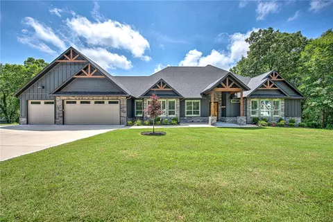 8525 Manor Dr, Bentonville, AR 72712