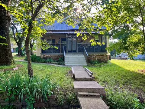 1421 Hendrix St, Altus, AR 72821