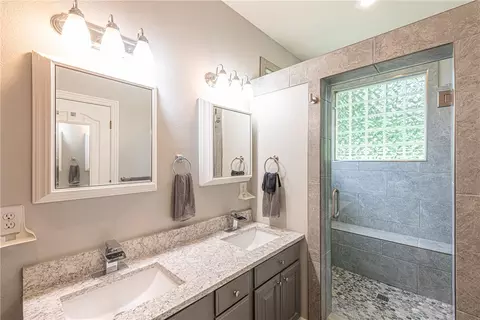 Bath - 735 Mcknight Ave, West Fork, AR 72774 photo 1 of 4