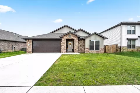 2041 Bluestem Dr, Centerton, AR 72719