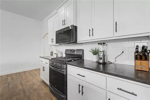 Kitchen - 2040 Periwinkle Pl, Centerton, AR 72719 photo 3 of 4