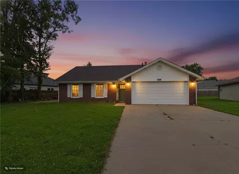 669 Sarah Pl, Centerton, AR 72719