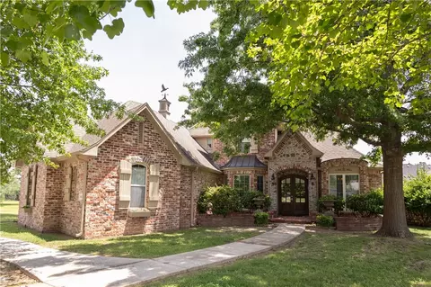 5401 S 44th St, Rogers, AR 72758