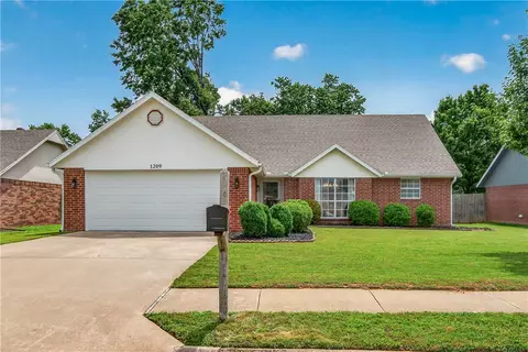 1209 N 34th St, Rogers, AR 72756
