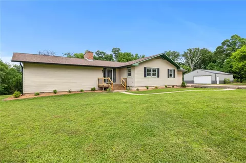 10210 Blackberry Ln, Gravette, AR 72736