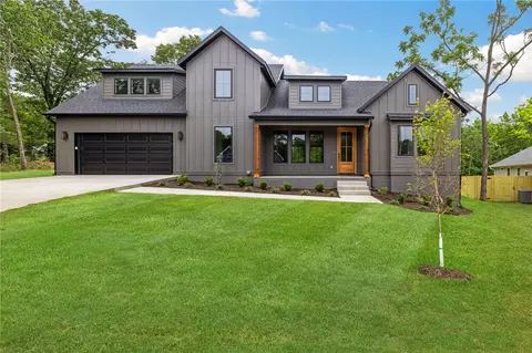 5 Mcginnis Ln, Bella Vista, AR 72715