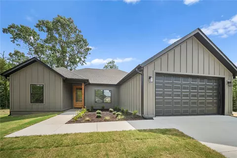 2 Boswell Dr, Bella Vista, AR 72715