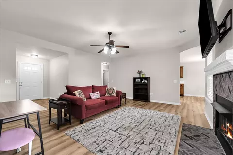 Living - 511 Dewberry Ln, Centerton, AR 72719 photo 2 of 3