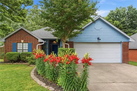 900 Willow Ct, Siloam Springs, AR 72761