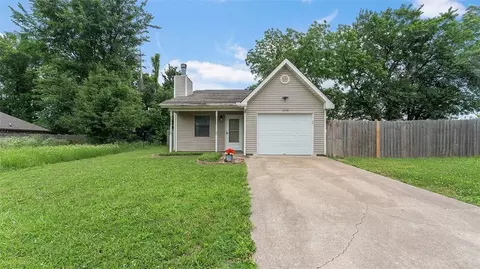 1456 Love Ln, Gentry, AR 72734