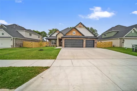 1400 Josephine Dr, Centerton, AR 72719