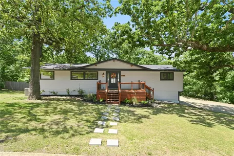1143 N Oak Dr, Fayetteville, AR 72701