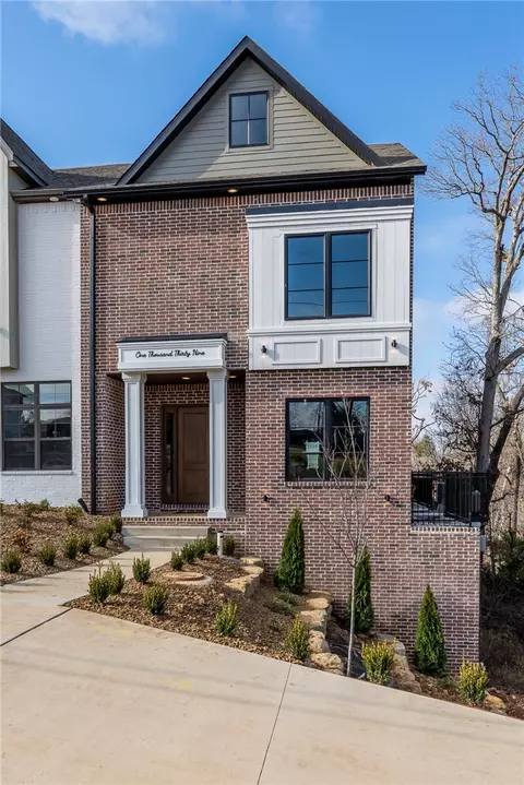 1039 NW A St, Bentonville, AR 72712
