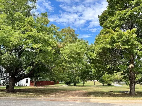 1327 N Woolsey Ave, Fayetteville, AR 72703