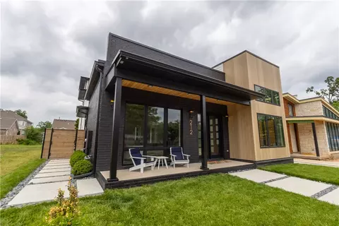 212 SW Glover St, Bentonville, AR 72712