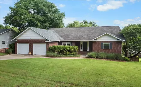 104 Lake Rd, Springdale, AR 72764