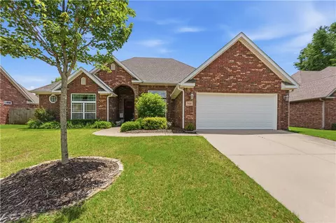 3833 W Edgewater Dr, Fayetteville, AR 72704