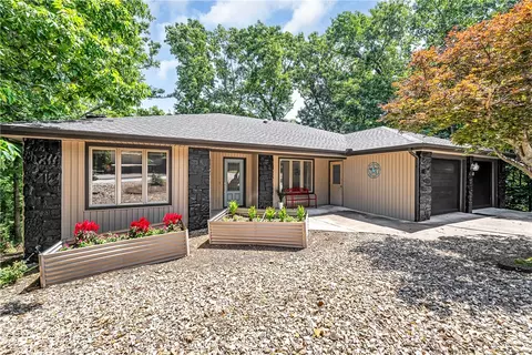 8 Brucker Dr, Bella Vista, AR 72715
