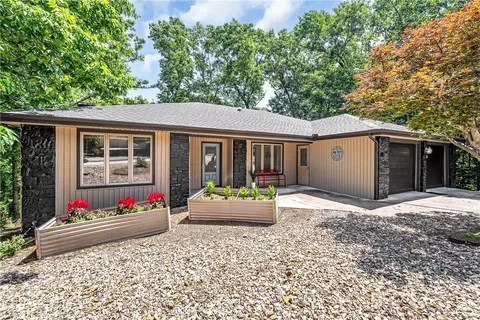 8 Brucker Dr, Bella Vista, AR 72715
