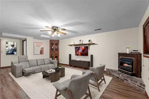 Living - 302 Tamarind St, Harrison, AR 72601 photo 4 of 5