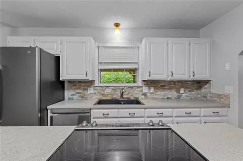 Kitchen - 302 Tamarind St, Harrison, AR 72601 photo 3 of 3