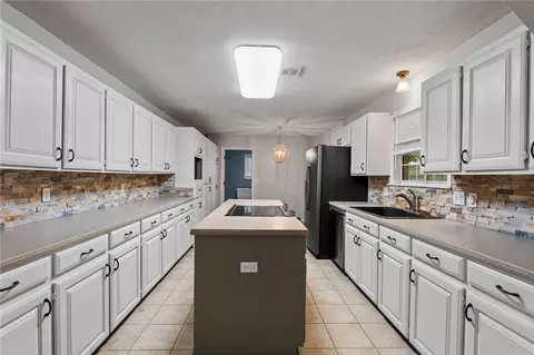 Kitchen - 302 Tamarind St, Harrison, AR 72601 photo 2 of 3