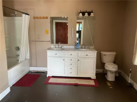 Bath - 203 N Pine St, Harrison, AR 72601 photo 2 of 4