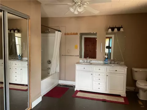 Bath - 203 N Pine St, Harrison, AR 72601 photo 1 of 4