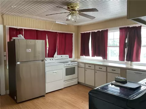 Kitchen - 203 N Pine St, Harrison, AR 72601 photo 2 of 3