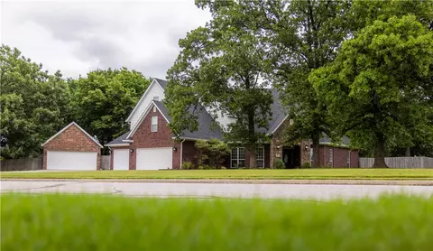 2104 Caribou Ln, Springdale, AR 72762