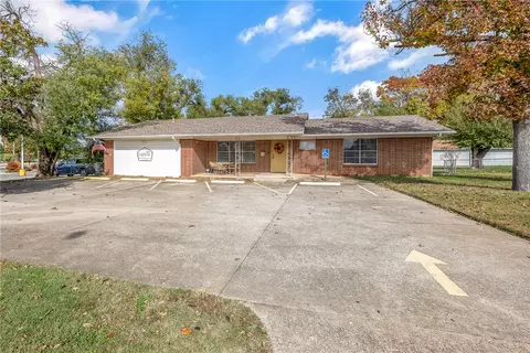 810 NW 7th St, Bentonville, AR 72712
