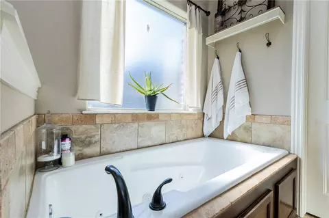 Bath - 7114 Devonshire Ave, Springdale, AR 72762 photo 1 of 4