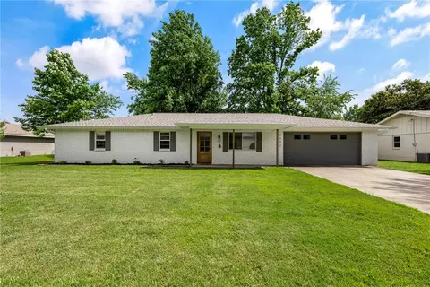 2202 SE 16th St, Bentonville, AR 72712