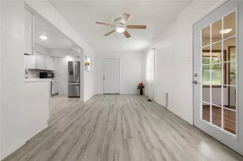 Living - 106 Cardinal St, Harrison, AR 72601 photo 3 of 4