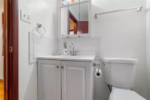 Bath - 106 Cardinal St, Harrison, AR 72601 photo 3 of 7