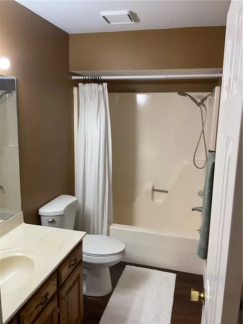 Bath - 1800 Capps Rd #8, Harrison, AR 72601 photo 1 of 3