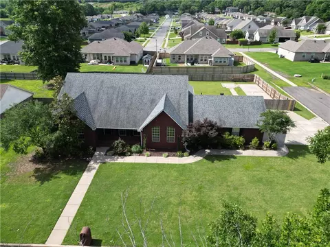 2415 W 8th St, Russellville, AR 72801