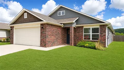 1066 E Sparrow Cir, Fayetteville, AR 72701