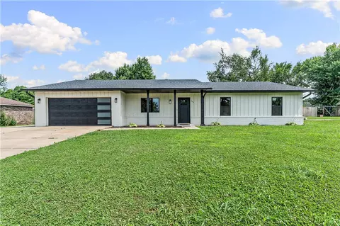 2913 Parkwood Dr, Rogers, AR 72756