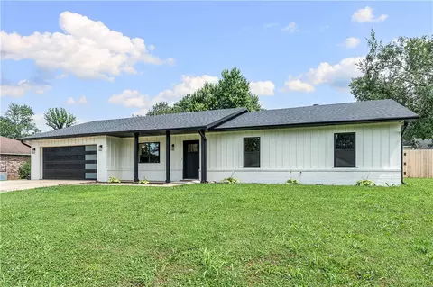 2913 Parkwood Dr, Rogers, AR 72756