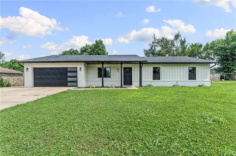 2913 Parkwood Dr, Rogers, AR 72756