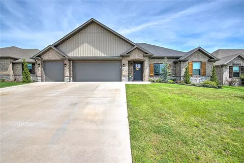 912 E Pinnacle St, Prairie Grove, AR 72753