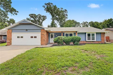 1001 N Dove Dr, Rogers, AR 72756
